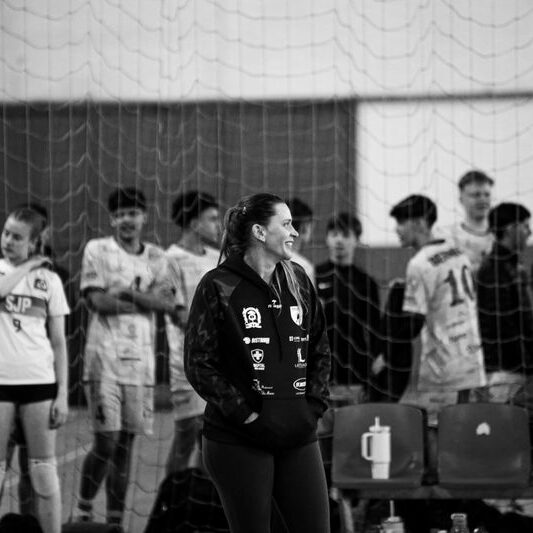 free-photo-of-a-woman-is-standing-in-front-of-a-volleyball-net.jpeg?auto=compress&cs=tinysrgb&w=800